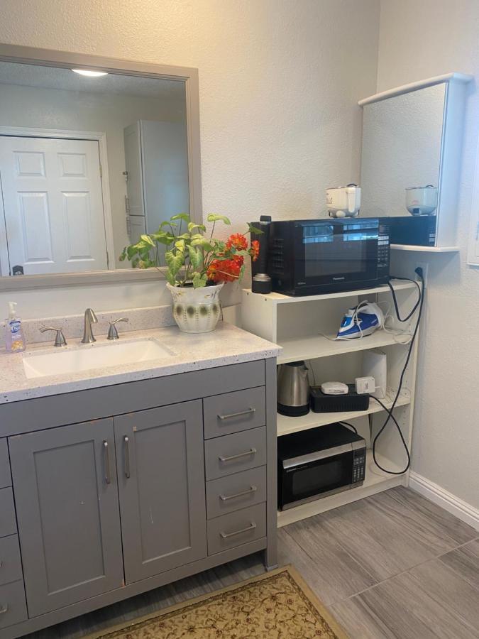Private In Angeles With Ac, Wifi, Smart Tv, Work Desk Near Sofi Stadium Habitación en casa particular Los Ángeles