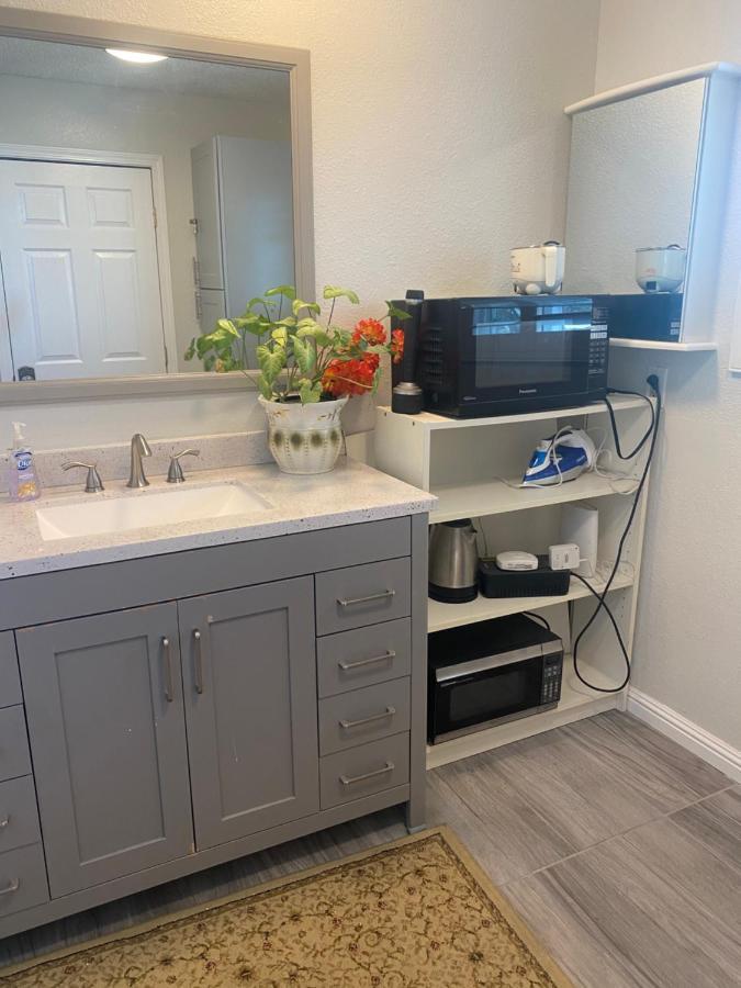 Habitación en casa particular Private In Angeles With Ac, Wifi, Smart Tv, Work Desk Near Sofi Stadium