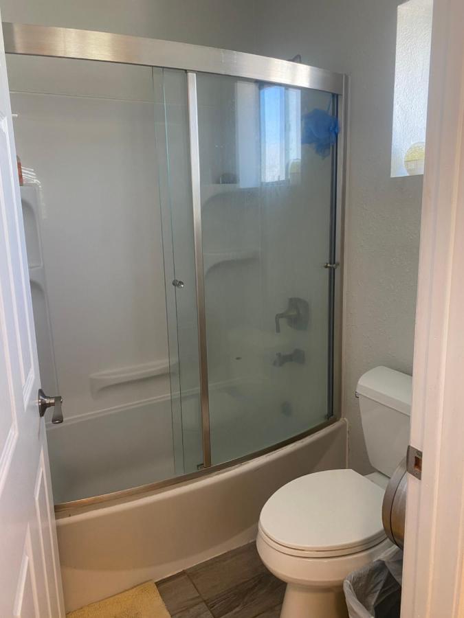 Private In Angeles With Ac, Wifi, Smart Tv, Work Desk Near Sofi Stadium Habitación en casa particular
