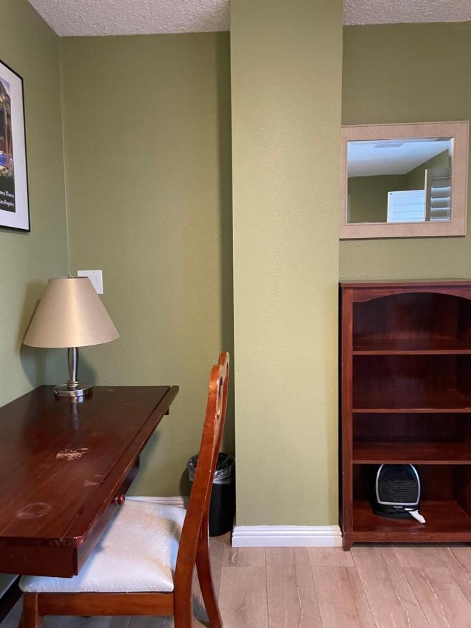 Private In Angeles With Ac, Wifi, Smart Tv, Work Desk Near Sofi Stadium Habitación en casa particular Los Ángeles