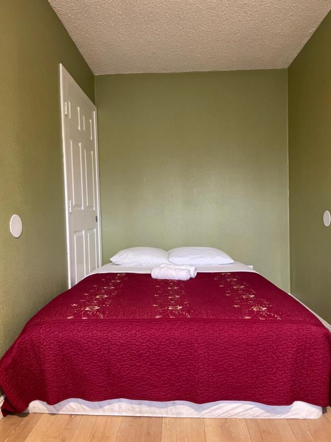 Private In Angeles With Ac, Wifi, Smart Tv, Work Desk Near Sofi Stadium Habitación en casa particular Los Ángeles