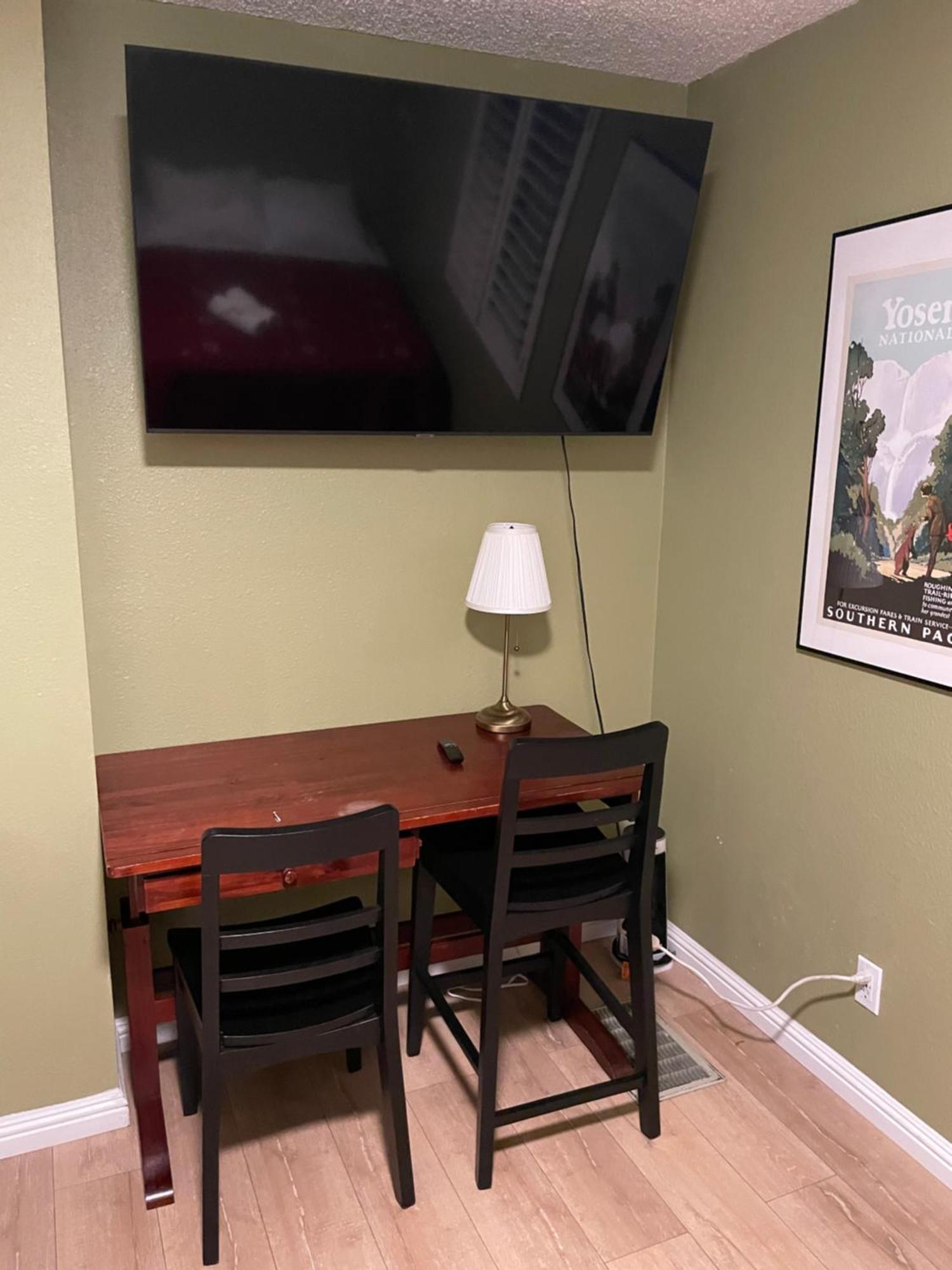 Private In Angeles With Ac, Wifi, Smart Tv, Work Desk Near Sofi Stadium Habitación en casa particular *