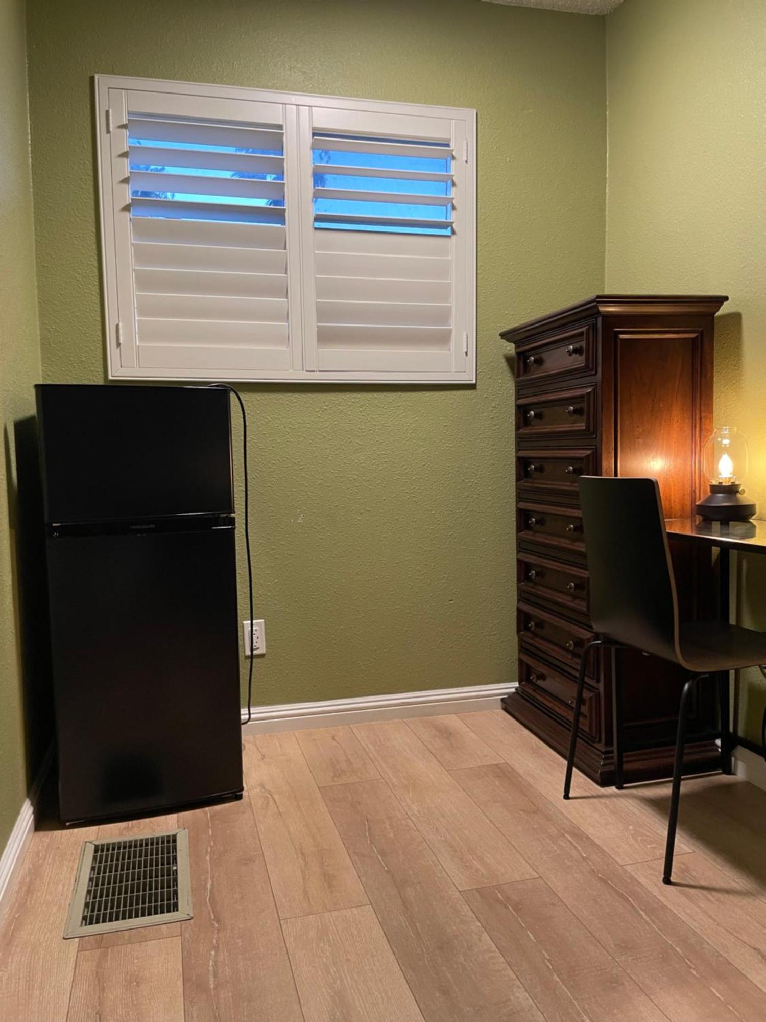 Private In Angeles With Ac, Wifi, Smart Tv, Work Desk Near Sofi Stadium Habitación en casa particular Los Ángeles