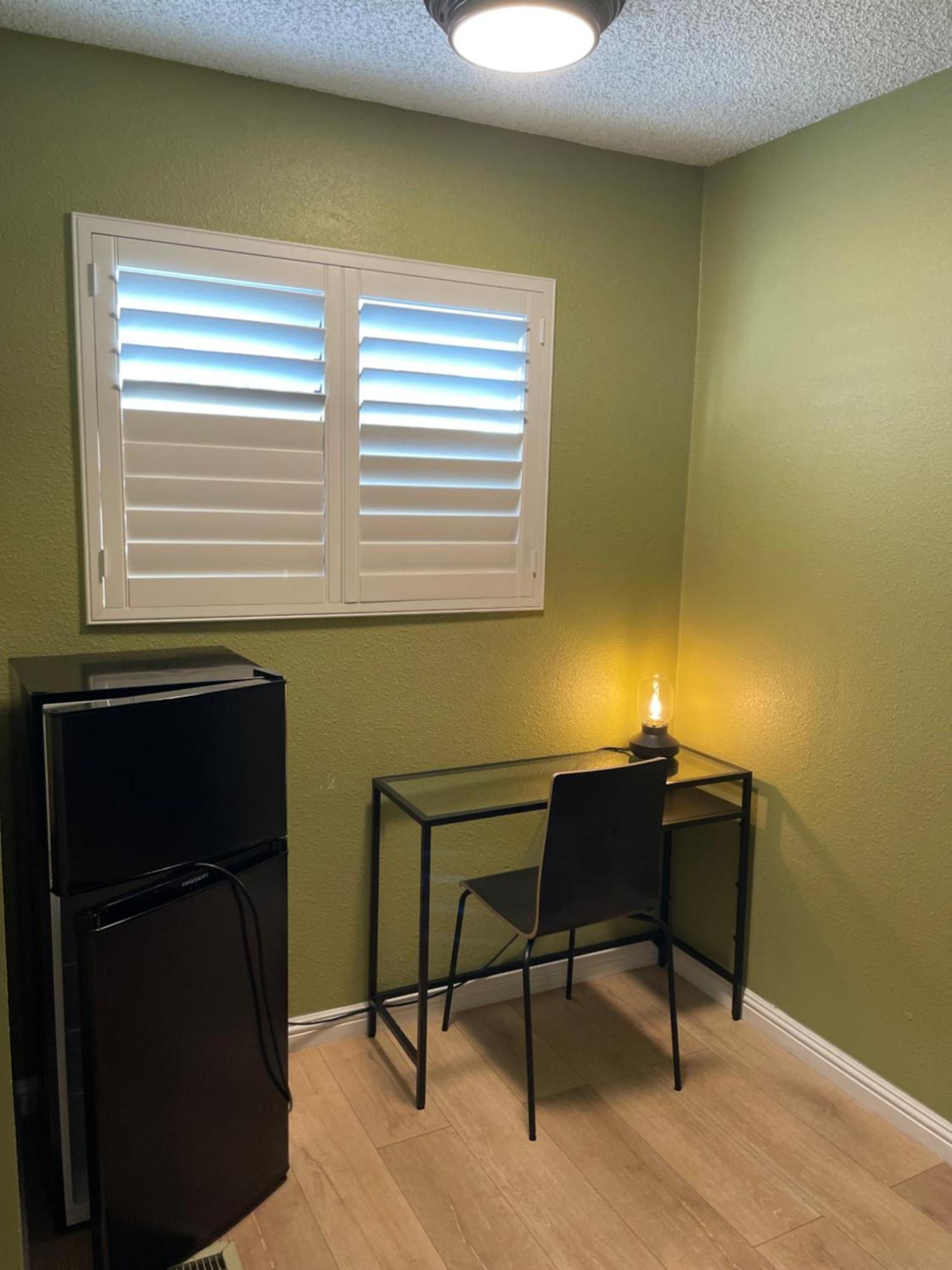 Private In Angeles With Ac, Wifi, Smart Tv, Work Desk Near Sofi Stadium Habitación en casa particular