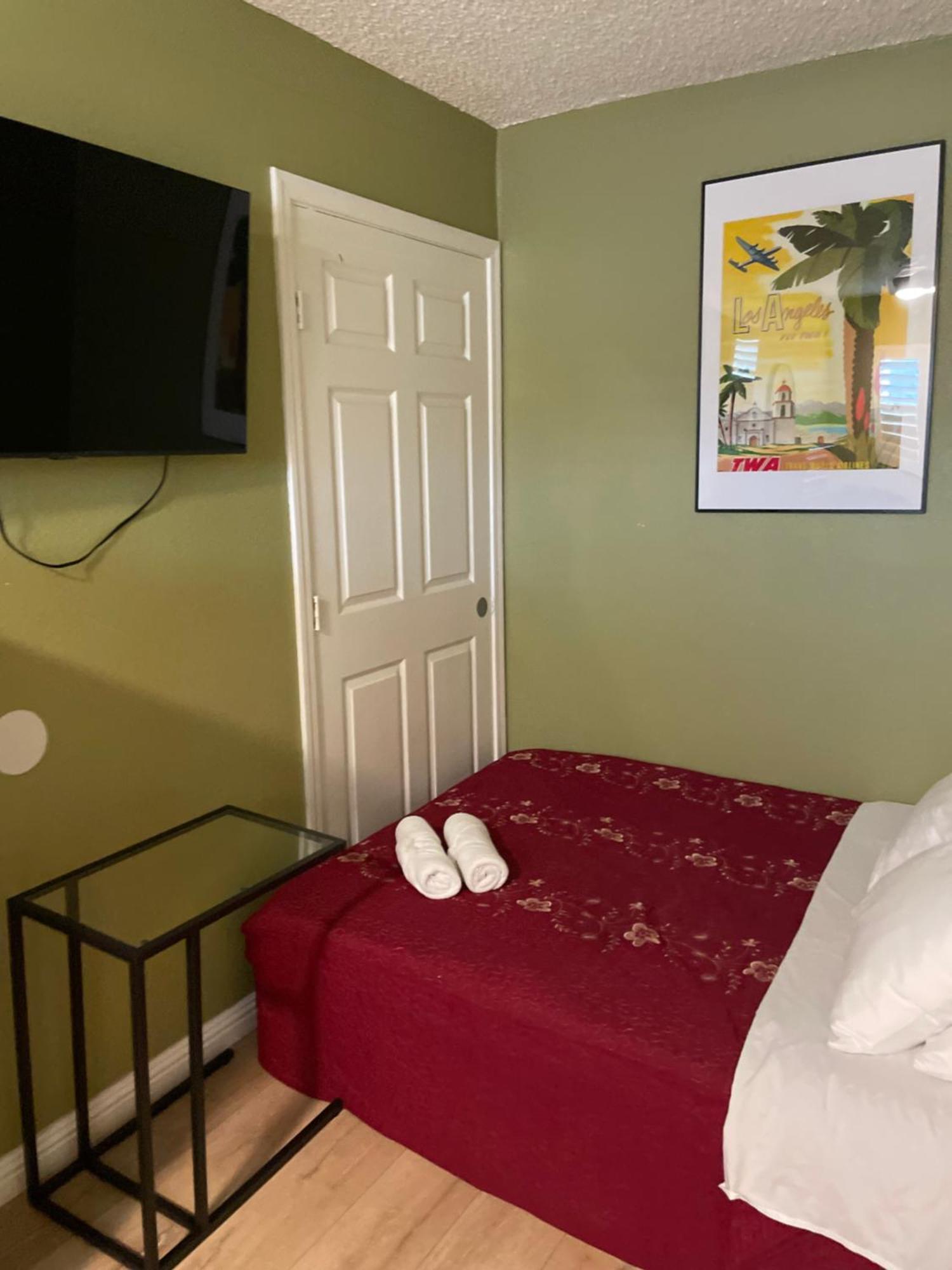 Private In Angeles With Ac, Wifi, Smart Tv, Work Desk Near Sofi Stadium Habitación en casa particular