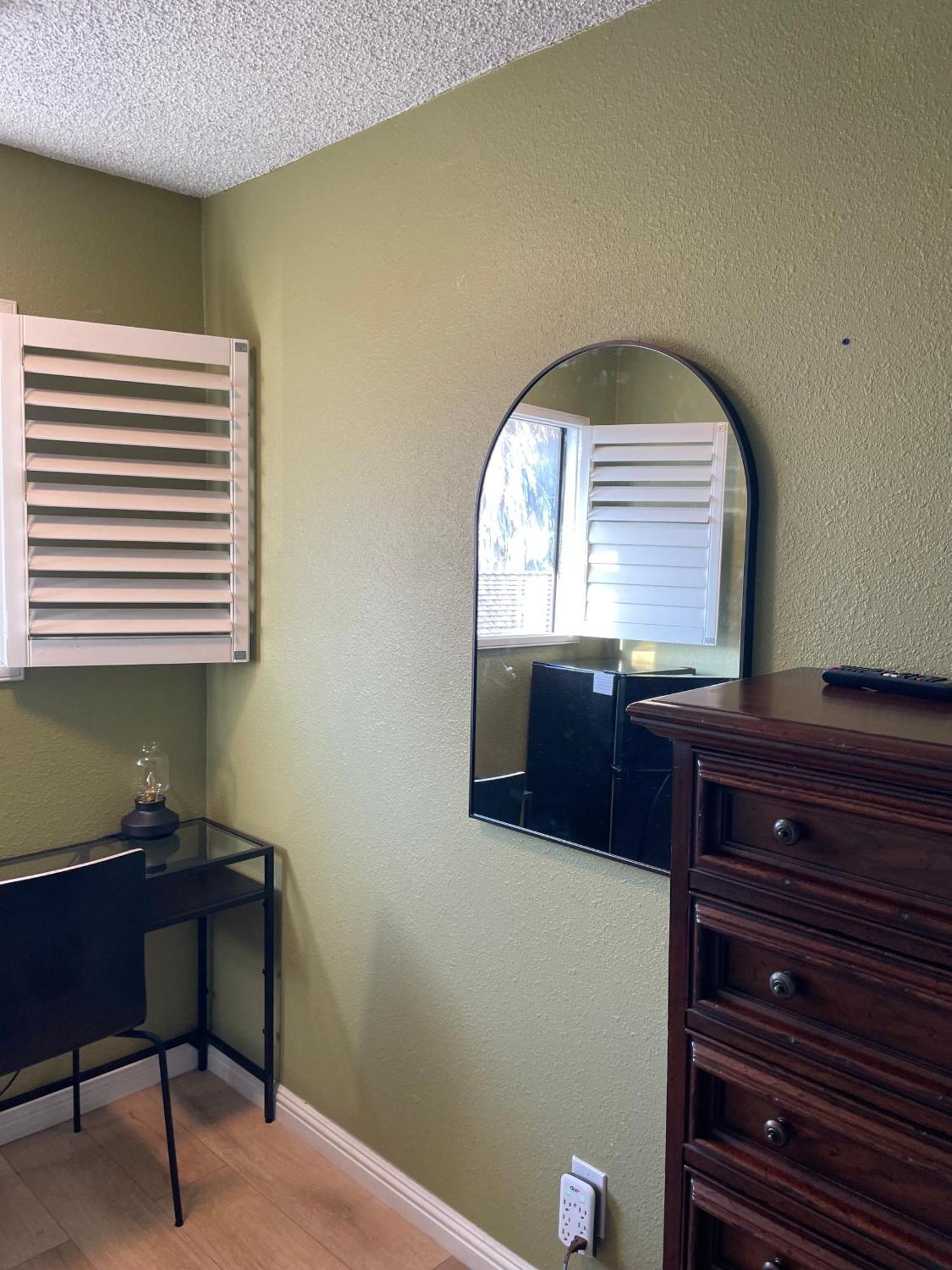 Habitación en casa particular Private In Angeles With Ac, Wifi, Smart Tv, Work Desk Near Sofi Stadium Los Ángeles