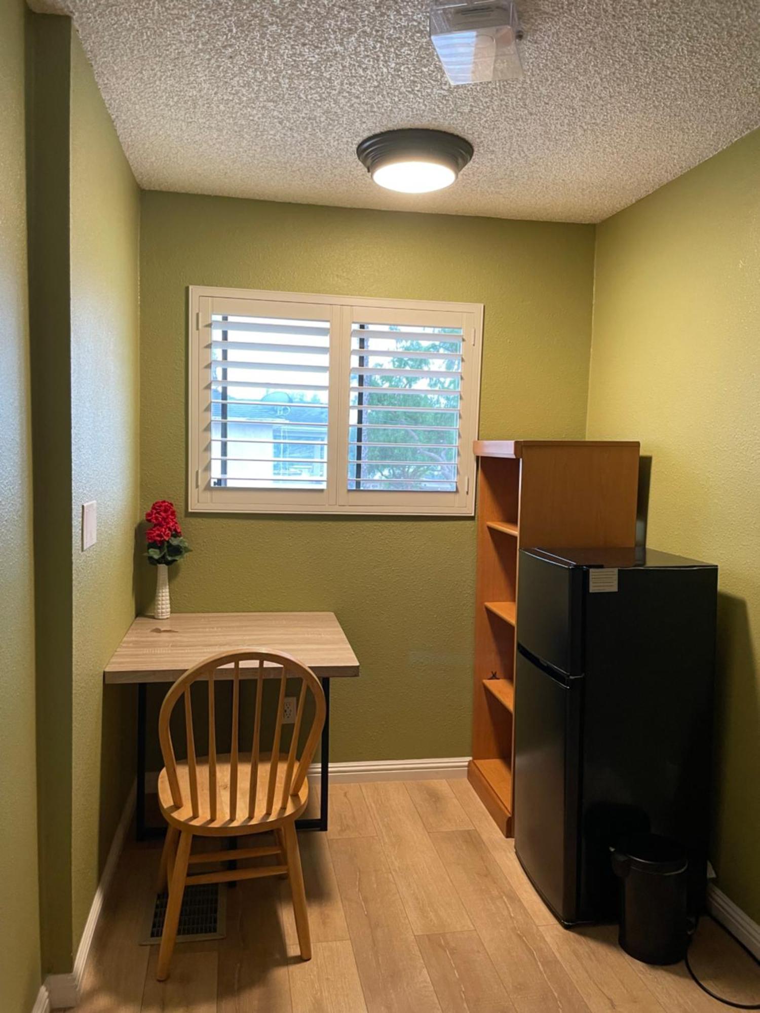 Private In Angeles With Ac, Wifi, Smart Tv, Work Desk Near Sofi Stadium Habitación en casa particular *