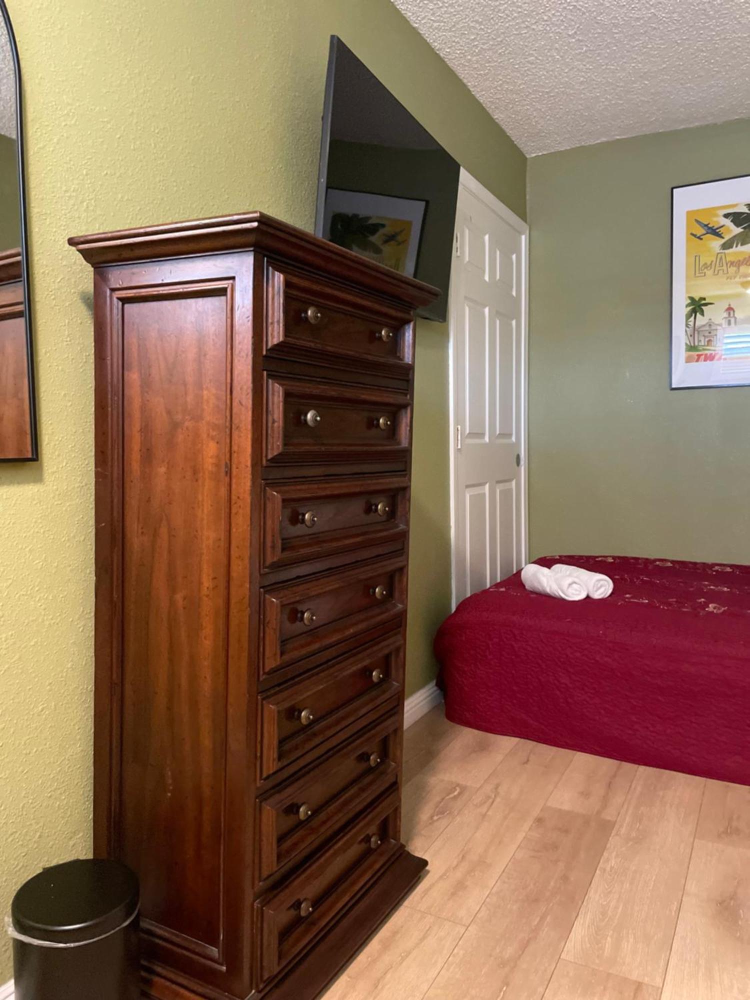 Private In Angeles With Ac, Wifi, Smart Tv, Work Desk Near Sofi Stadium Habitación en casa particular